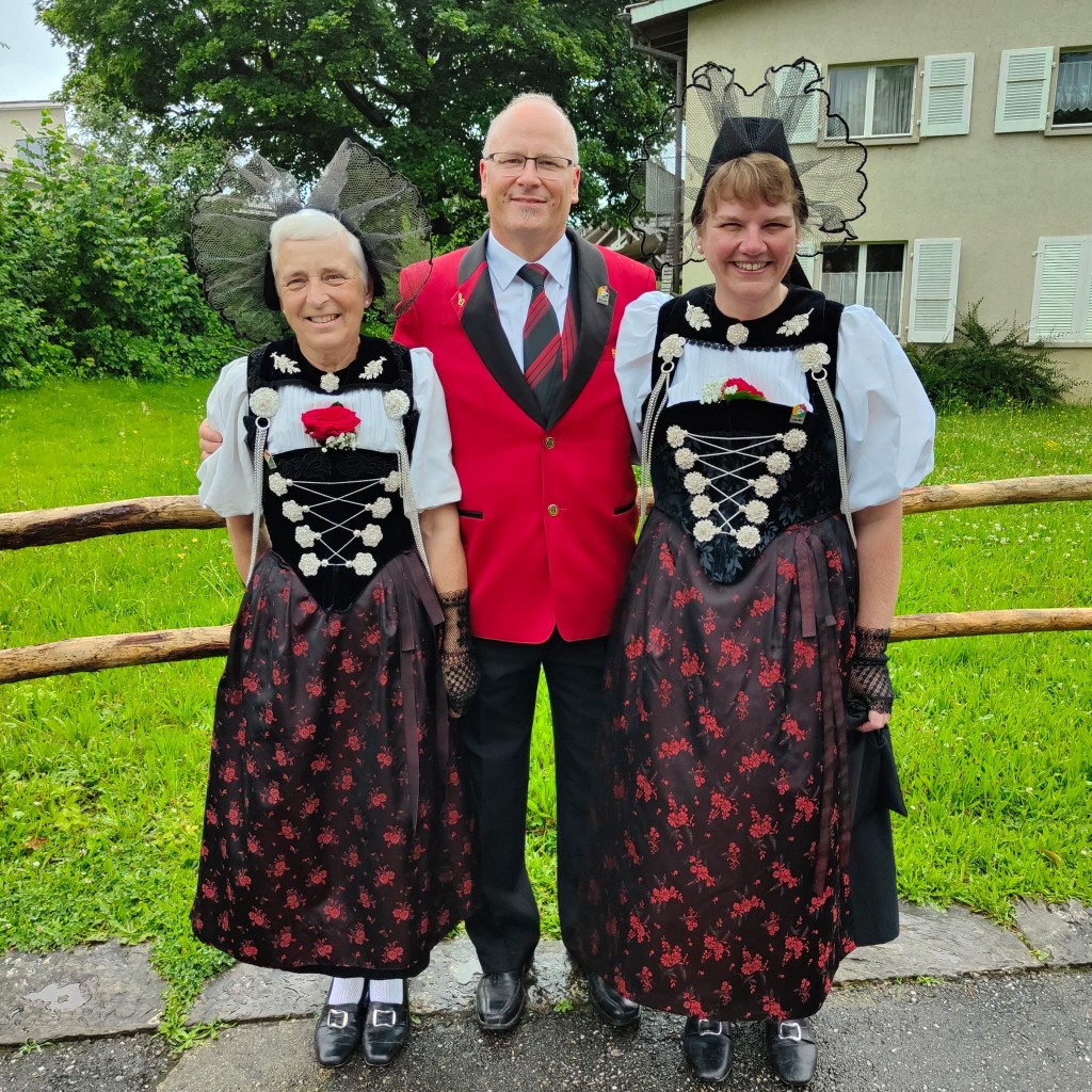 Unsere Ehrendamen und der Fähnrich